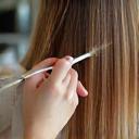 Coloriste réalisant un balayage naturel sur une cliente