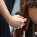 Styliste réalisant une coupe sur-mesure dans le salon